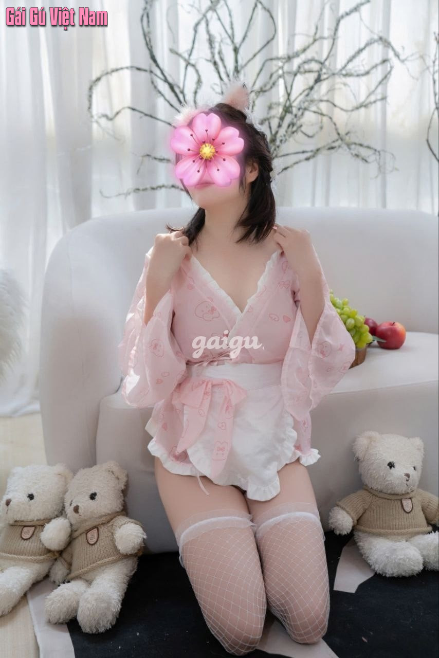 Khánh Chi- Nhỏ nhắn, ngoan dâm và rất chiều khách